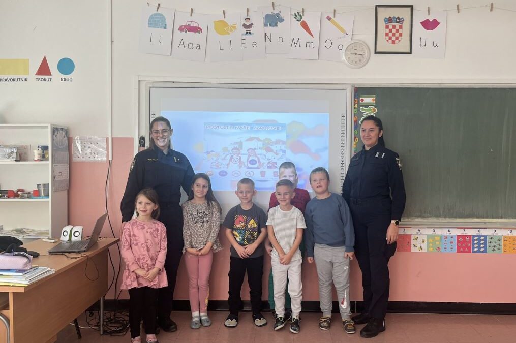 Policija posjetila prvašiće